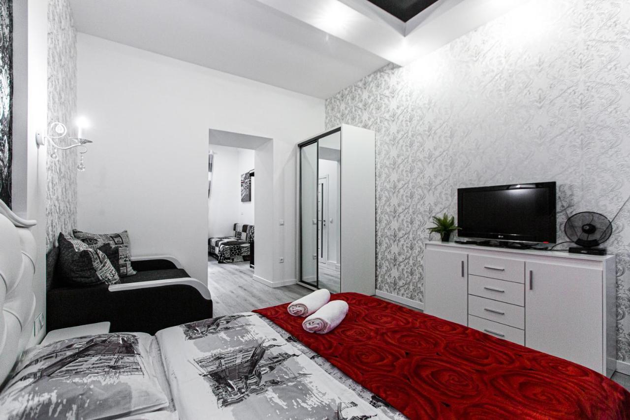 Однокомнатная Форум-Центр Apartment Lviv Bagian luar foto
